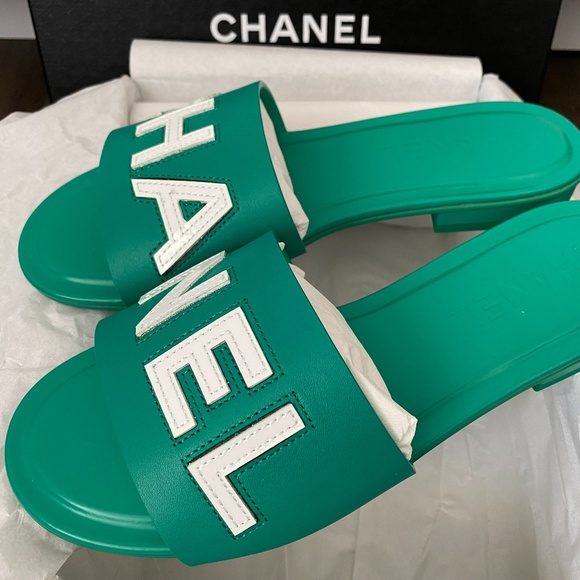 2023 CHANEL CHA NEL LOGO GREEN LEATHER FLAT SHOES SLIDES MULES 38 - Picture 8 of 15